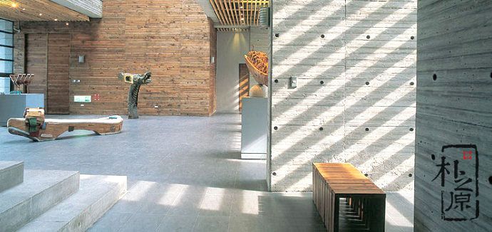 木纹清水混凝土饰面木雕博物馆，艺术品中安放着艺术品