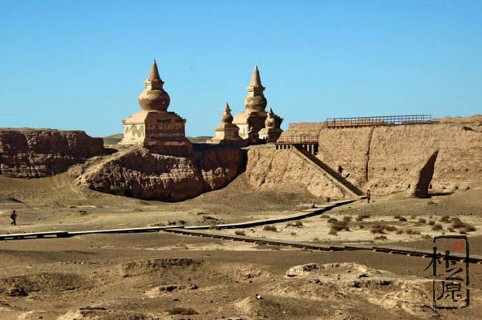 案例夯土：大漠黑城的夯土墙景观遗址