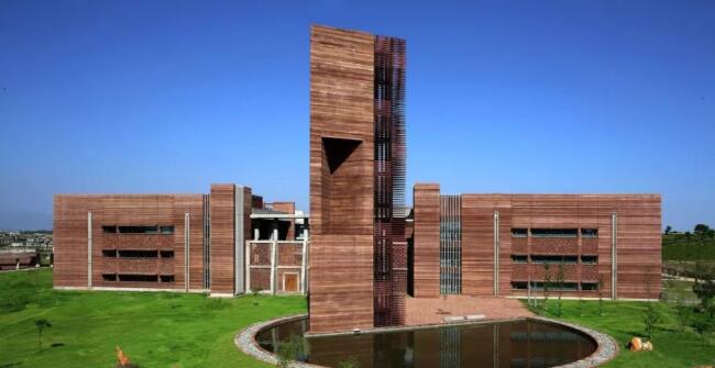 现代新型夯土墙打造学术研究中心